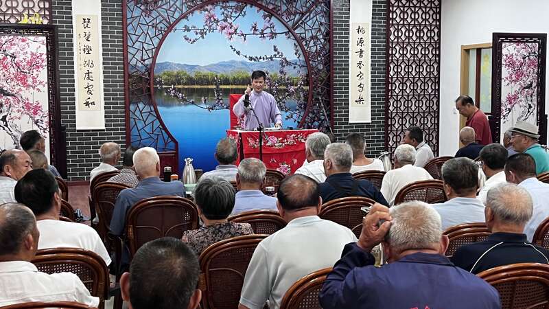 嘉善县姚庄镇桃源新邨社区桃源书屋评书现场.