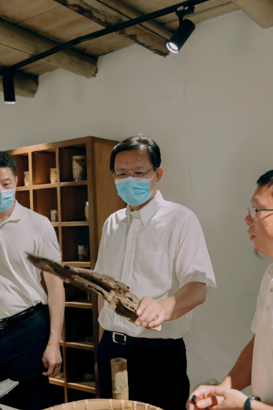 厦门市委常委政法委书记李伟华一行走访调研闽台香文化研学馆