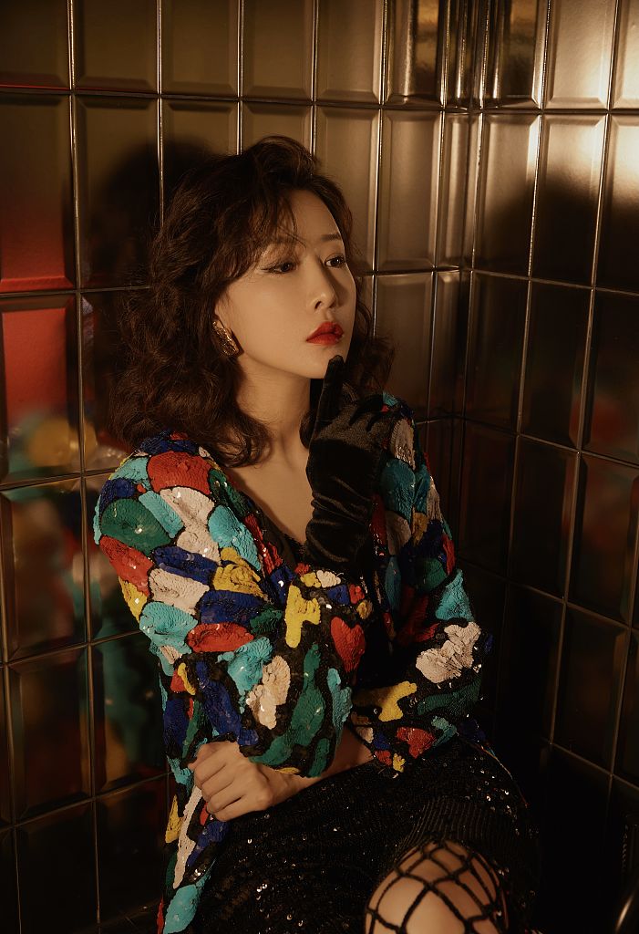 毛俊杰发布港风光影写真彩色亮片深v裙搭渔网袜摩登惊艳