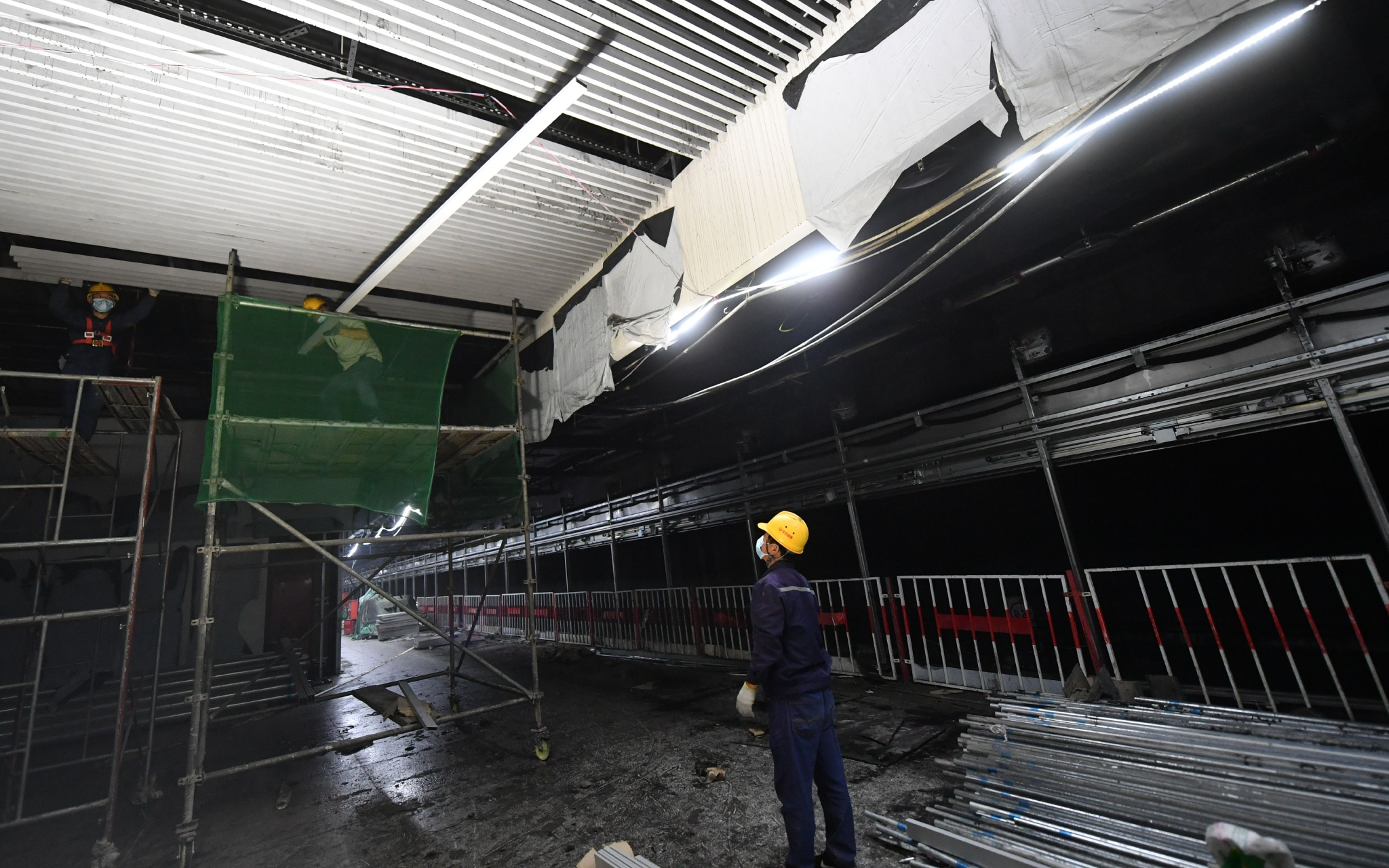 北京地铁16号线丰台站,工人们正在安装吊顶.新京报记者 王贵彬 摄