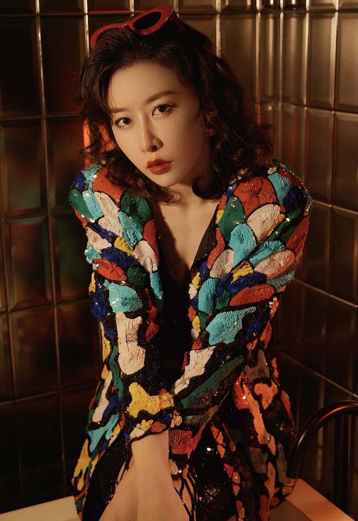 毛俊杰发布港风光影写真彩色亮片深v裙搭渔网袜摩登惊艳