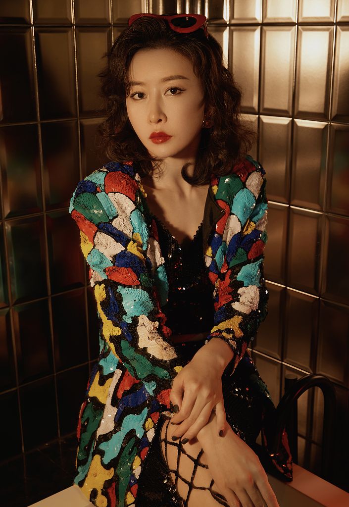 毛俊杰发布港风光影写真彩色亮片深v裙搭渔网袜摩登惊艳