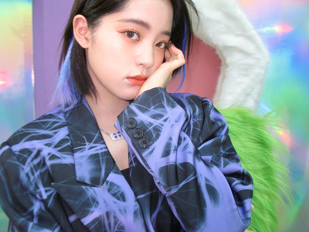 欧阳娜娜挑染蓝发怪奇少女造型好绝 戴护目镜搞怪十分可爱__财经头条