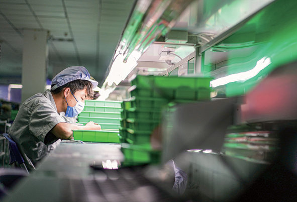 6月9日,工人在江苏精研科技股份有限公司车间忙碌.