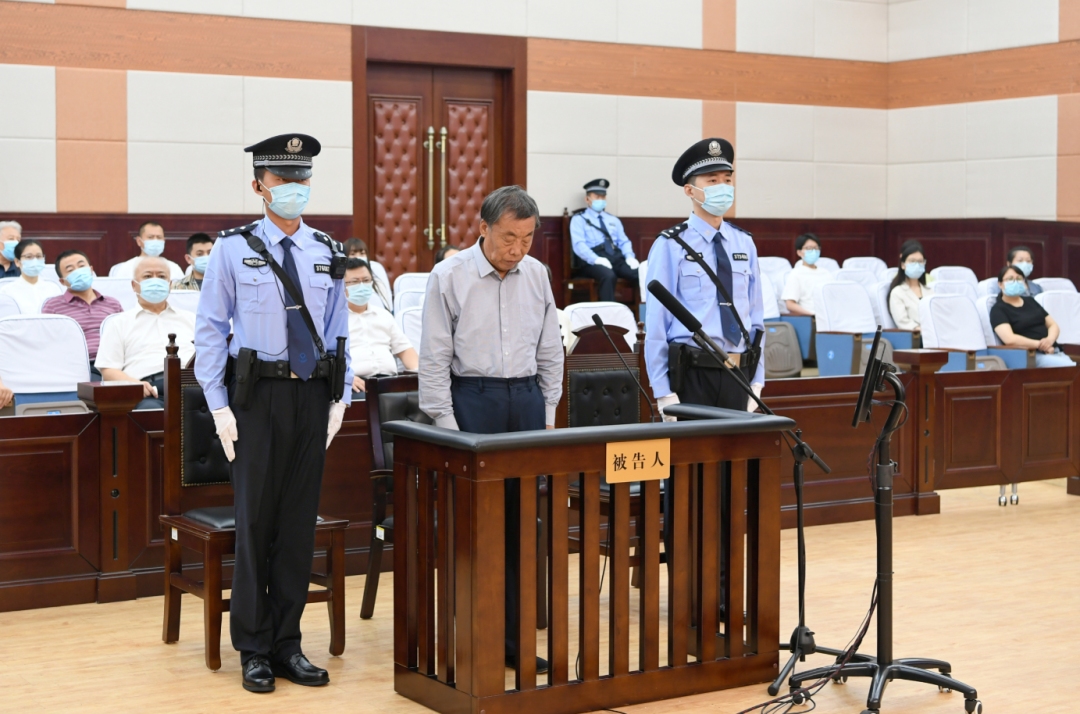 李文喜(中)受审.