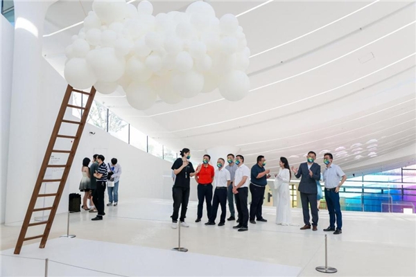 　　嘉宾参观《边界之间》展览现场