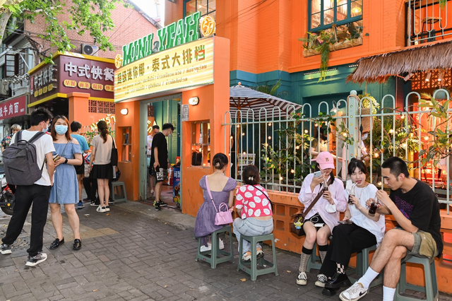 ▲图为7月2日，迷你椰上海华山路店等位场景（图片/顺子）