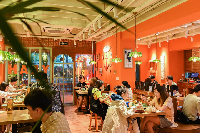 ▲图为7月2日，迷你椰上海华山路店堂食场景（图片/顺子）