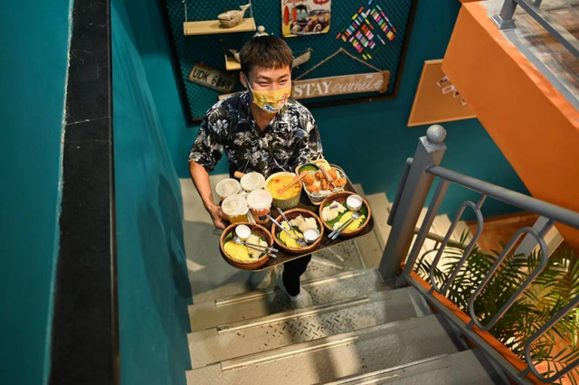 ▲图为服务员上菜（图片/顺子）