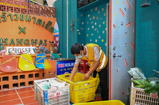 ▲图为美团快驴进货为迷你椰配送食材（图片/顺子）