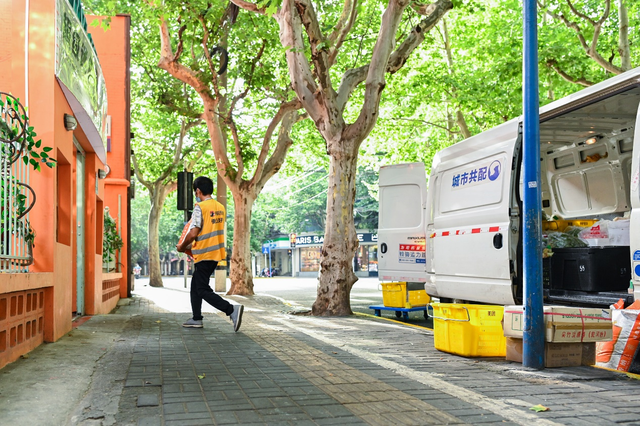 ▲图为美团快驴进货为迷你椰配送食材（图片/顺子）