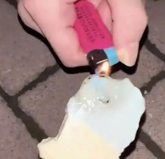 網友用打火機燒鍾薛高雪糕不融化來源 / 視頻截圖
