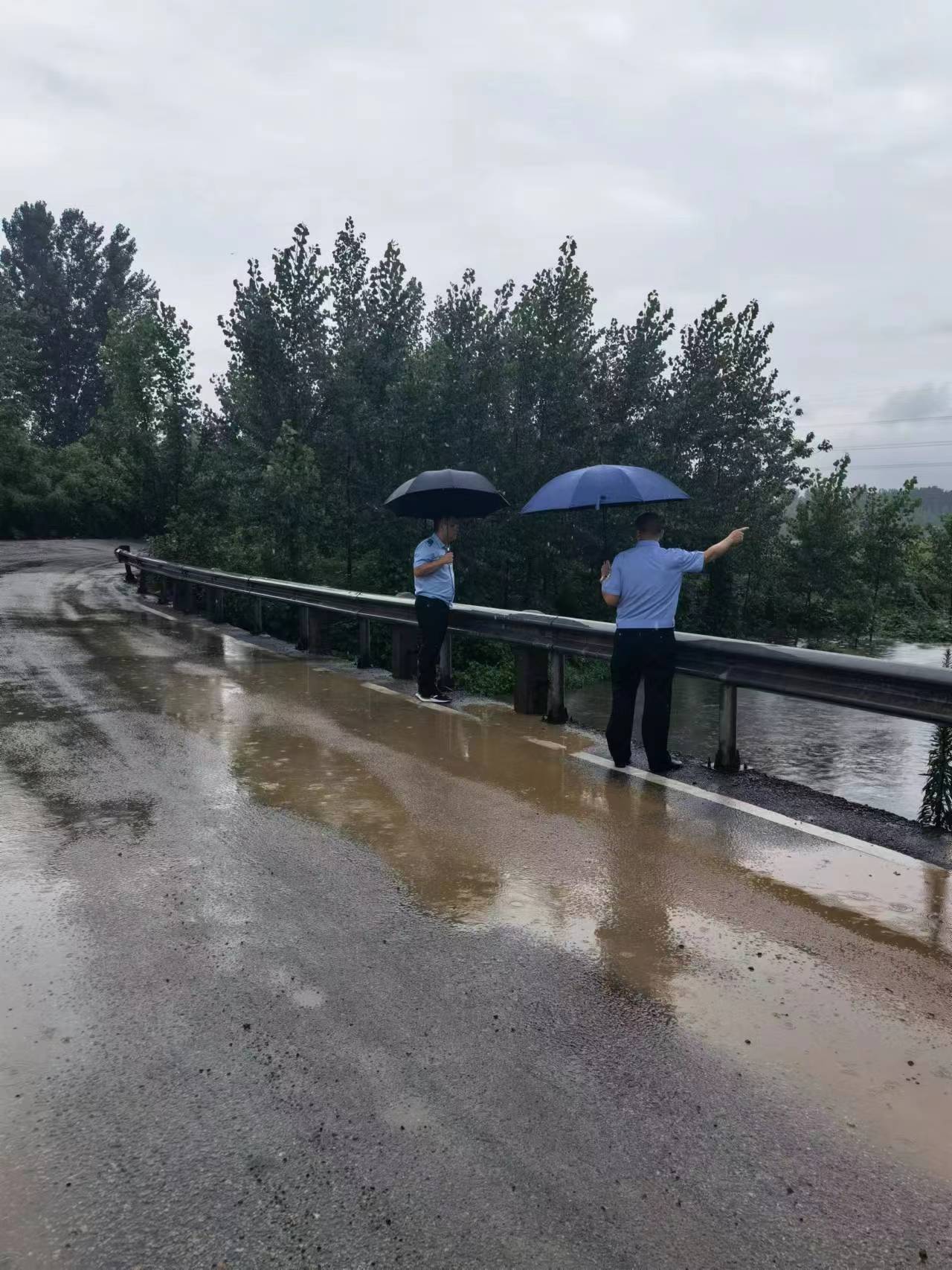 冒雨巡查!枣庄滕州分局开展汛期安全整治_手机新浪网
