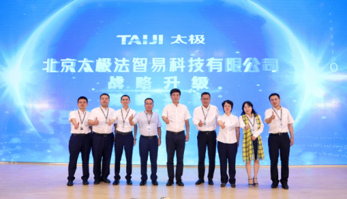 　　从左到右依次为：饶攀军、熊志伟、欧睿、李晓平、肖益、李庆、王茜、张晓芳、王晶