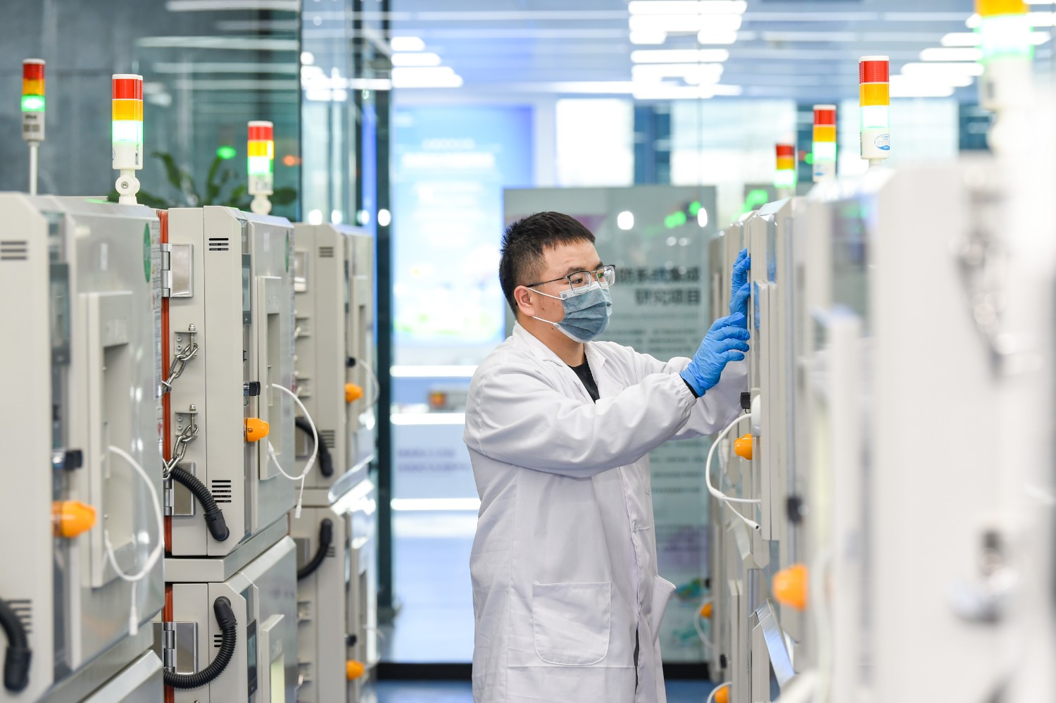 在欧阳明高院士工作站电池安全实验室,科研人员正在开展动力电池研究