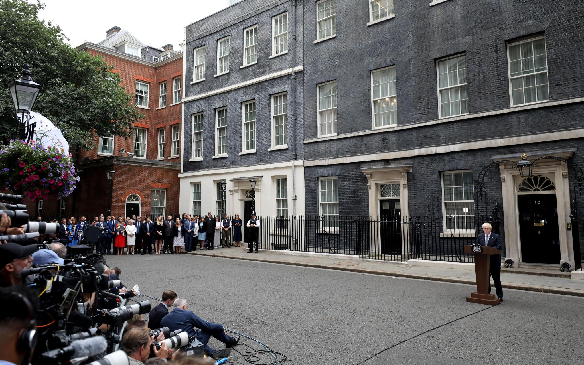 ▲7月7日，英国首相鲍里斯·约翰逊在伦敦唐宁街10号门前发表讲话。图/新华社
