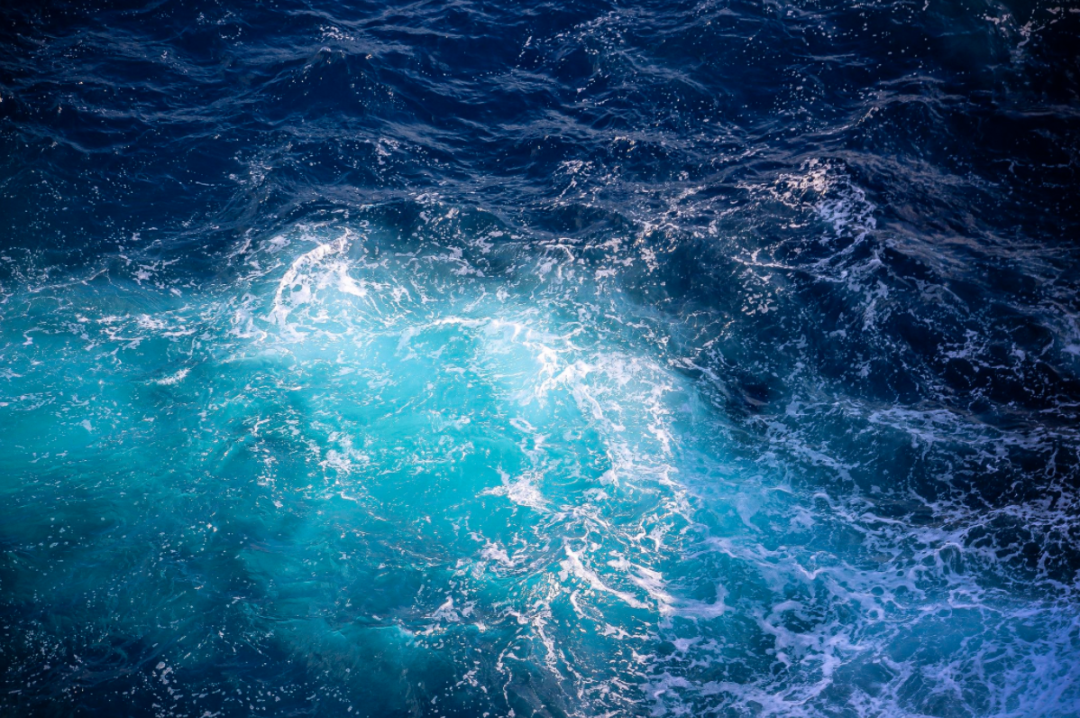 夜深读大海嘶嘶作响海浪翻卷