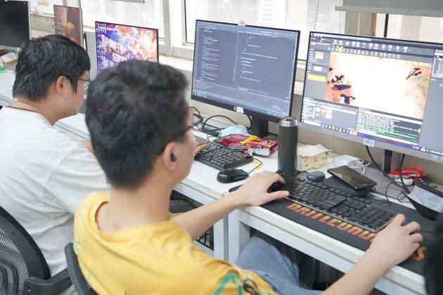 　　比赛现场学员制作项目中