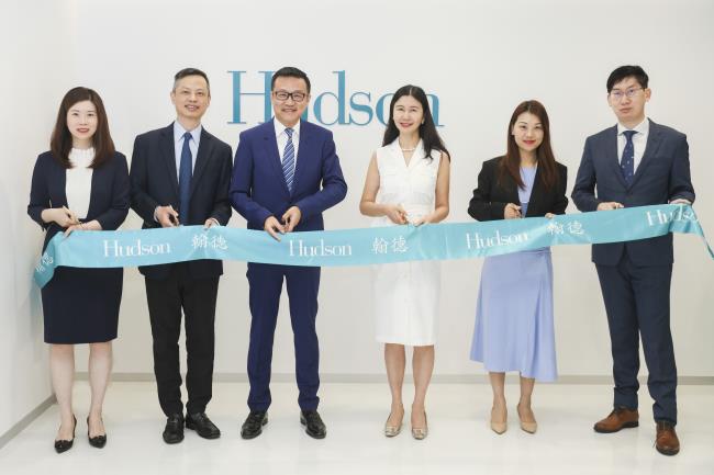 图:翰德大中华区首席执行官于志伟先生及其他高层领导共同剪彩