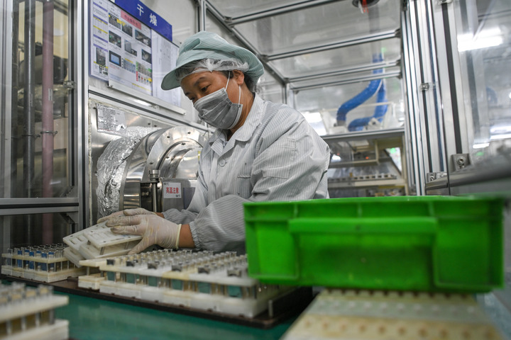 松下能源(无锡)有限公司的工人在电池组装车间生产线上作业(7月5日摄)
