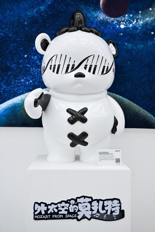 　　(图为：52TOYS与《外太空的莫扎特》联名手办)