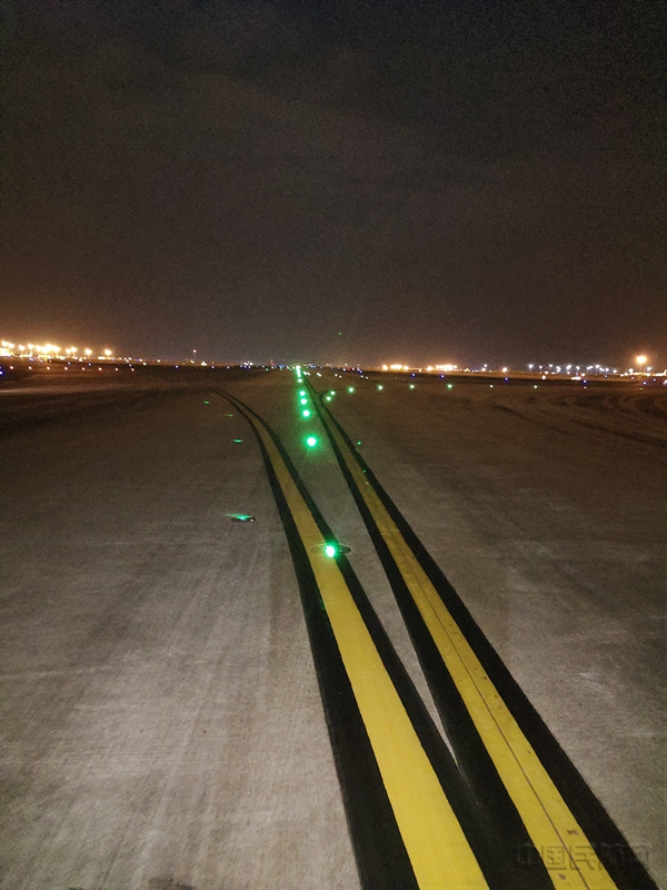 据了解,灯光引导系统根据航空器滑行路径分配,通过滑行道中线灯亮灭的