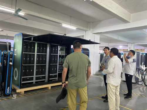 　　与会嘉宾参观欧标版第三代液冷超级充电桩