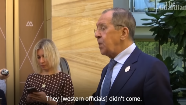 拉夫罗夫提前离场 接受媒体采访 视频截图