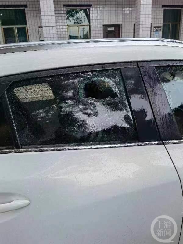 车窗玻璃被砸穿.图片来源/受访者供图