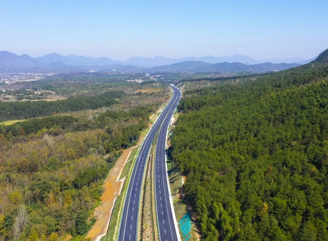 安徽首條高速公路實現全線雙向八車道通行