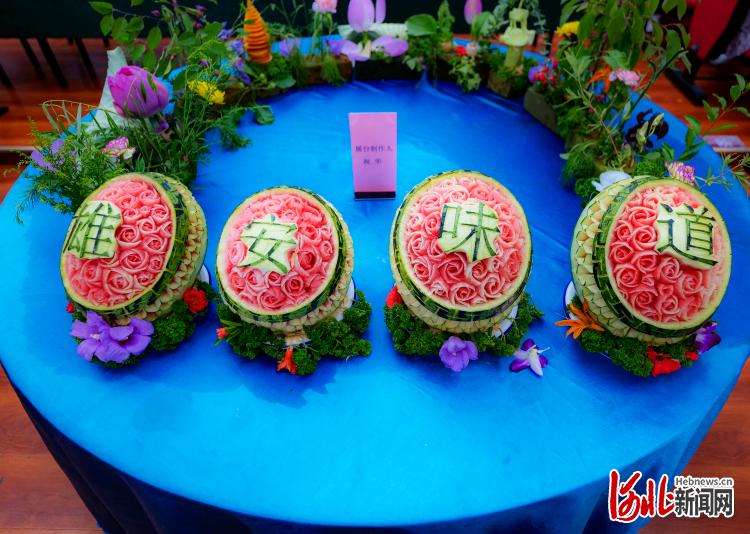 西瓜雕刻展台.河北日报记者李东宇摄