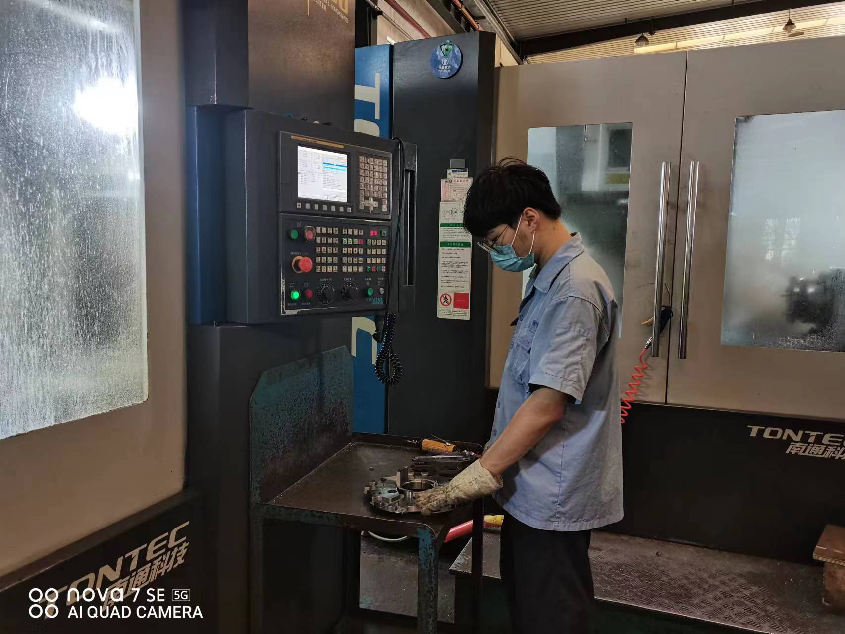 华明装备机加工车间员工对使用立式加工中心完成的零件成品进行单检&