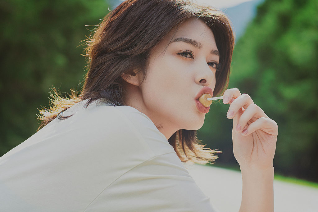 傅菁发布一组户外清新写真 短发短裤中性造型超率性_高清图集_新浪网