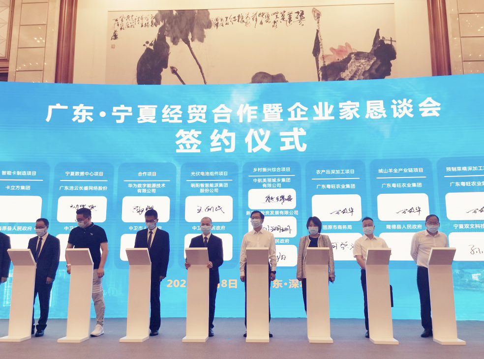 　　熊得喜副总裁(左四)代表集团公司上台签约