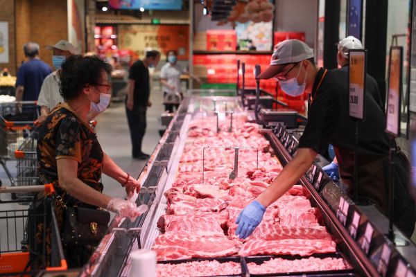 9日，破钞者在河北省邯郸市一家超市选购生猪肉。（视觉中国）