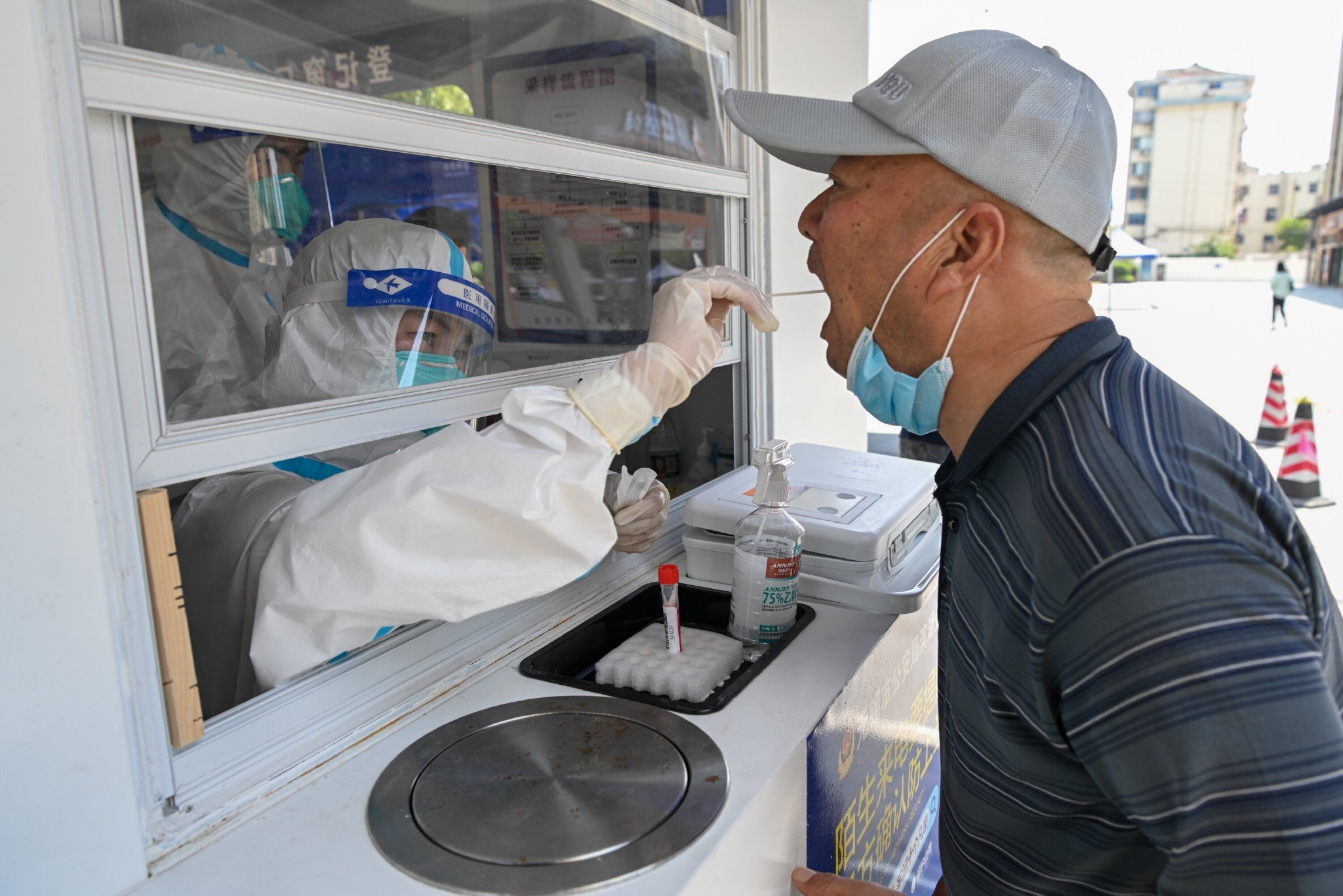 7月5日,在无锡市一处核酸采样点,市民正进行核酸采样&nbsp; 新华社