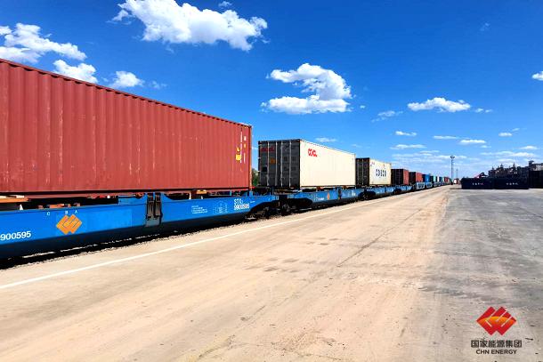 图为多式联运驮背式集装箱运输现场