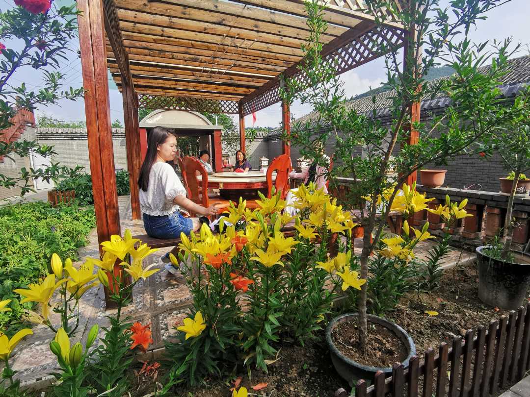 宽城满族自治县化皮溜子镇任杖子村家庭小花园.曲春明摄