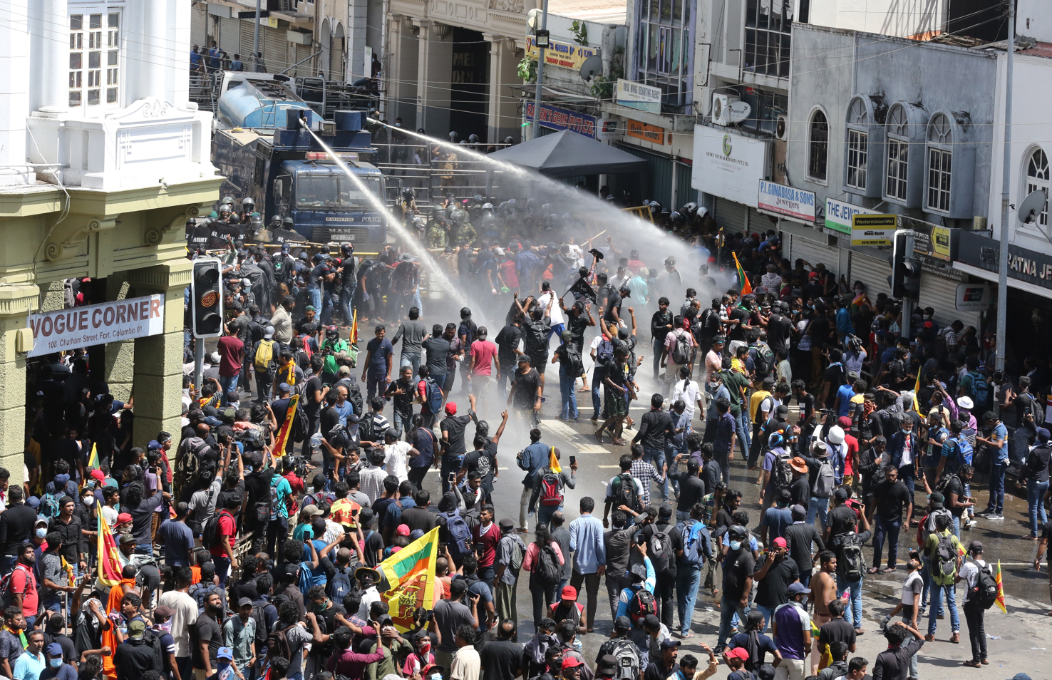 9日当天，斯里兰卡警方使用高压水炮驱散总统府外的抗议人群。图丨ICphoto