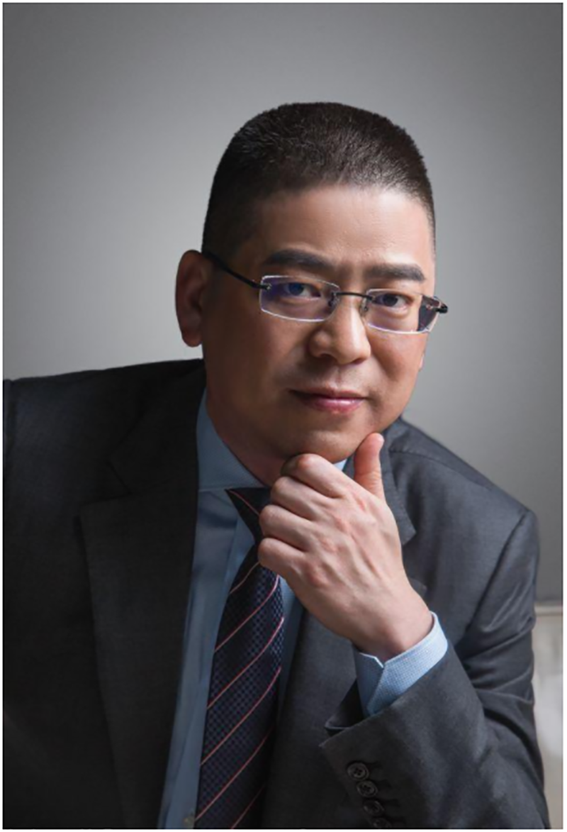 从任职经历上看,杨鑫加入索菲亚还不满一年.