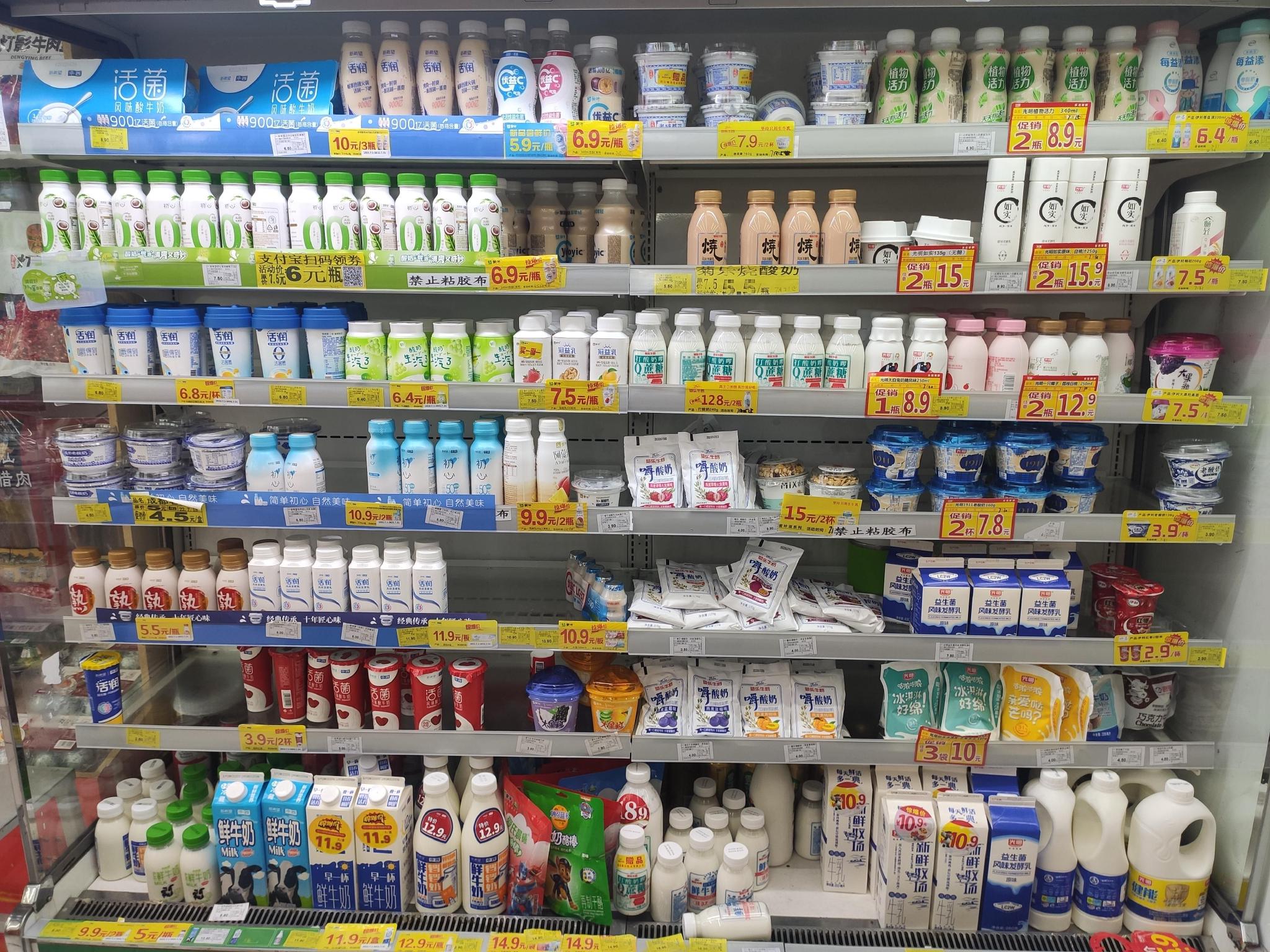 四川成都一家连锁超市乳品货架。 受访者供图