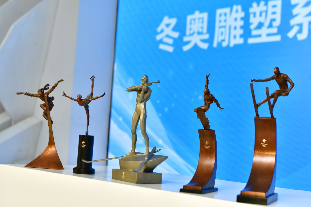 章华5款冬奥题材雕塑作品入选"北京2022冬奥会特许商品".记者 唐建/摄