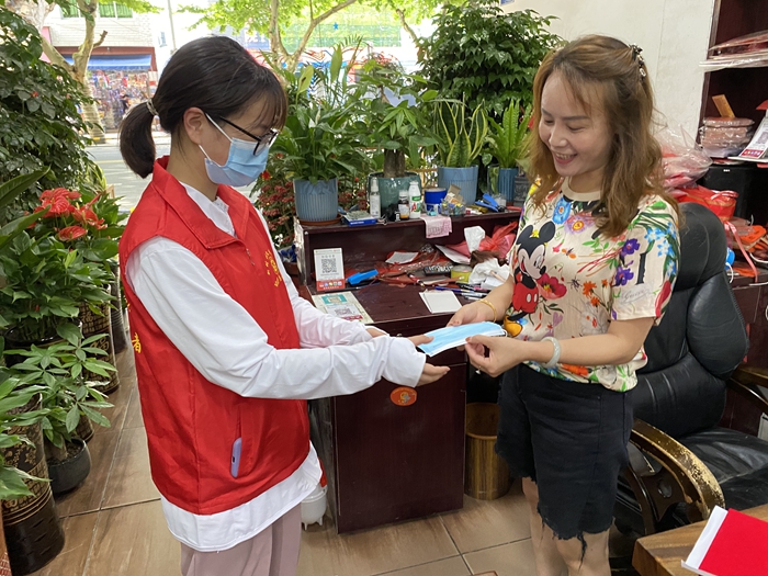 志愿者为群众发口罩.团县委供图