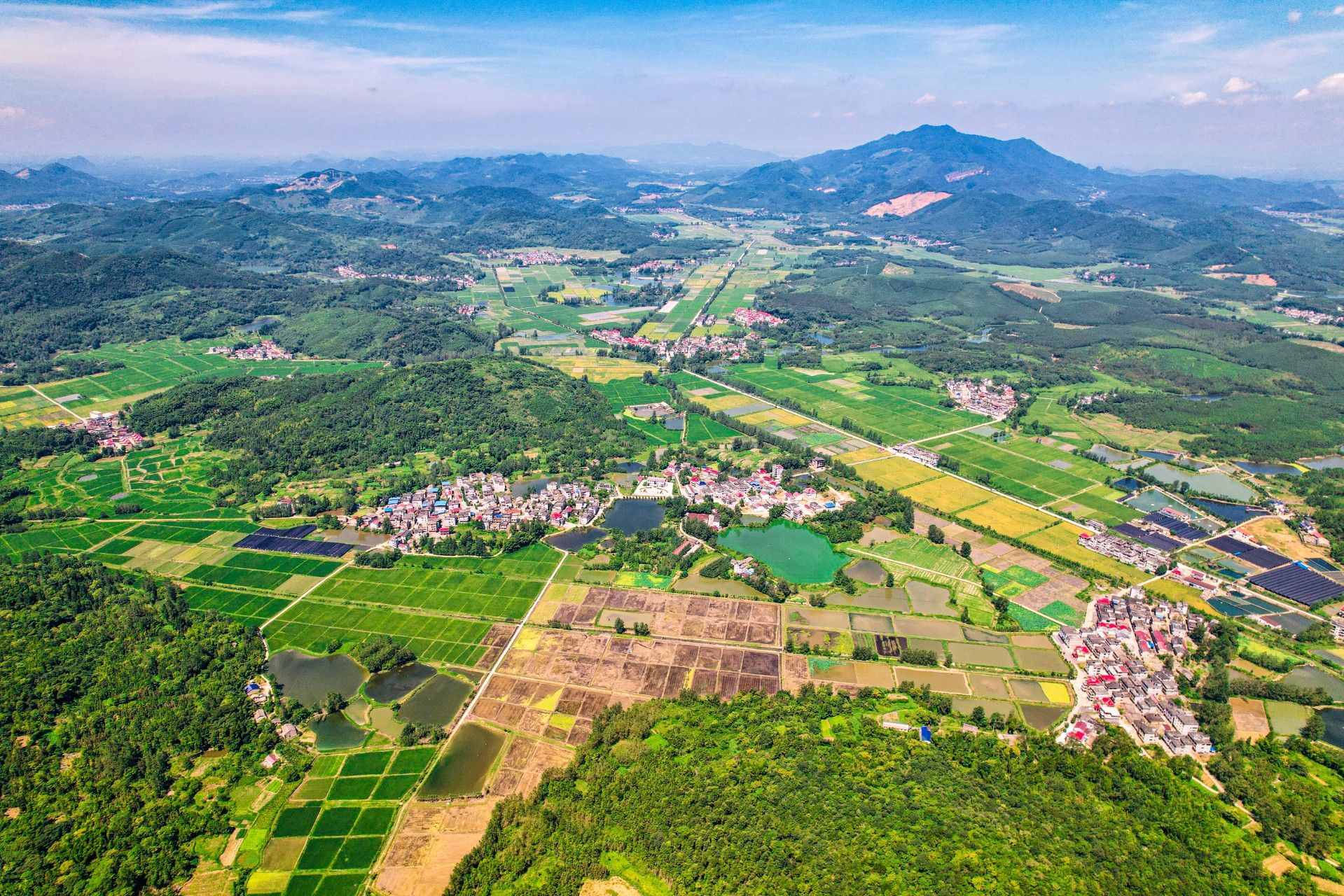 7月11日,从空中俯瞰江西省宜春市上高县翰堂镇,稻田扮靓乡村,绘出一幅