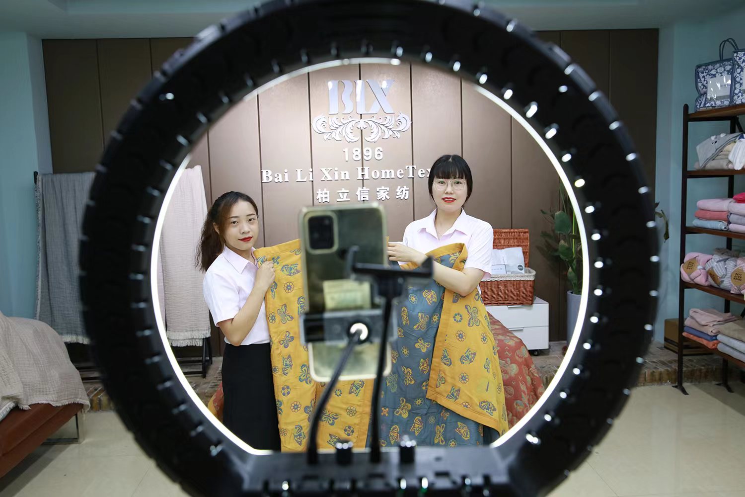 柏立信家纺股份有限公司工作人员正在进行直播.班静怡摄