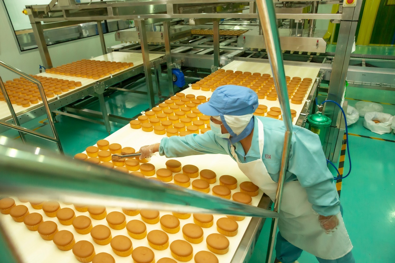 在河北马大姐食品有限公司烤炉间内,工人正在进行质检