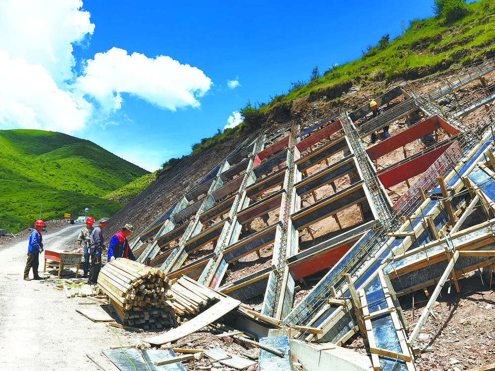 “龙头山景区”正在进行护坡治理。本报记者 王煜鹏 闻皓 摄