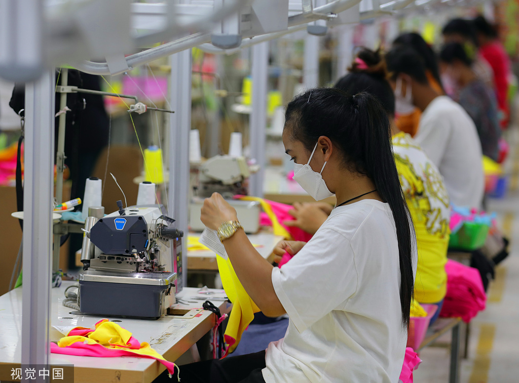 柬埔寨金边,gnt制衣厂,女工佩戴口罩进行作业. 图源 视觉中国
