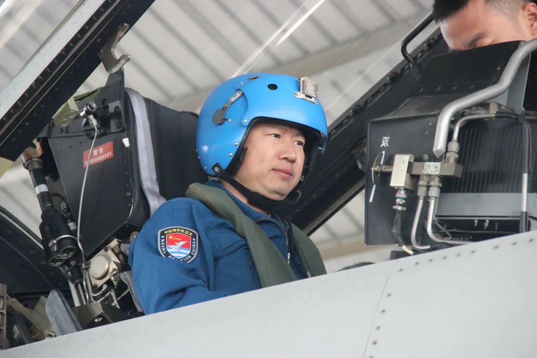 东部战区海军某支队荆州舰舰长吴仲戈▲辽宁舰起飞区队区队长张恼刚