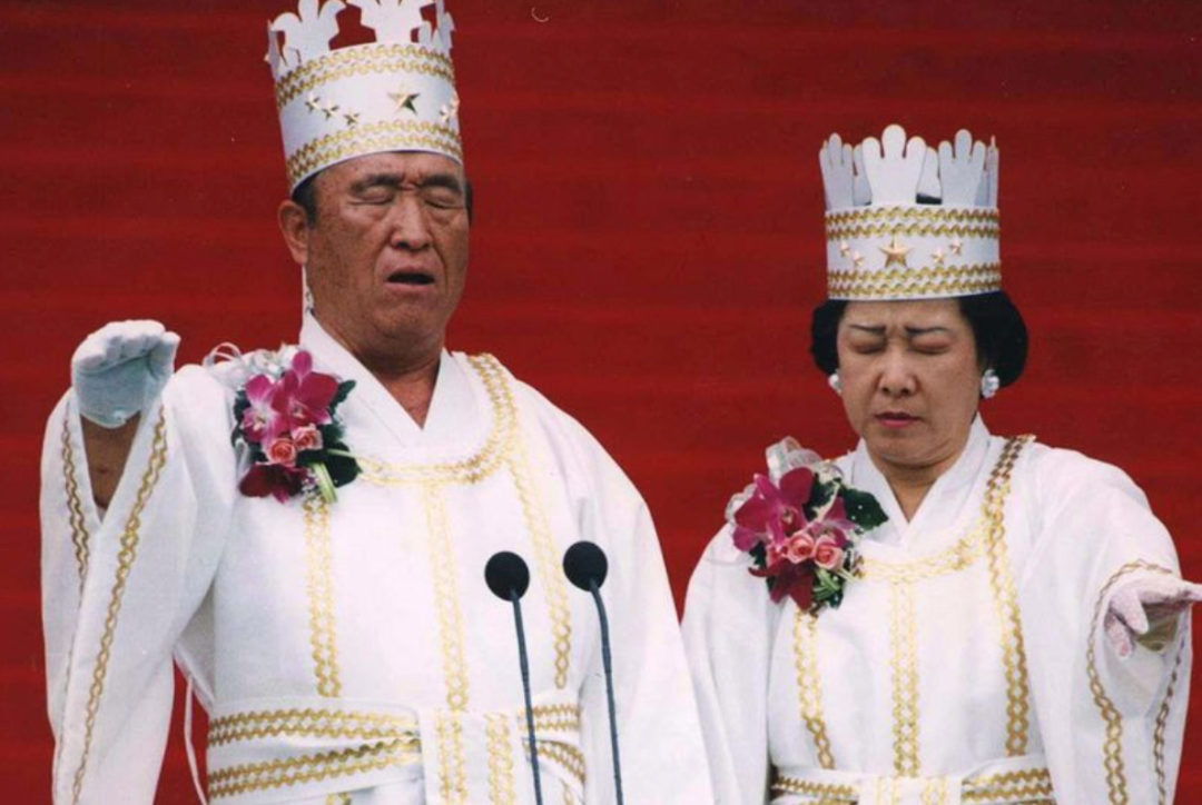 ▲正在主持集体婚礼的文鲜明和他的妻子 来源：镜报